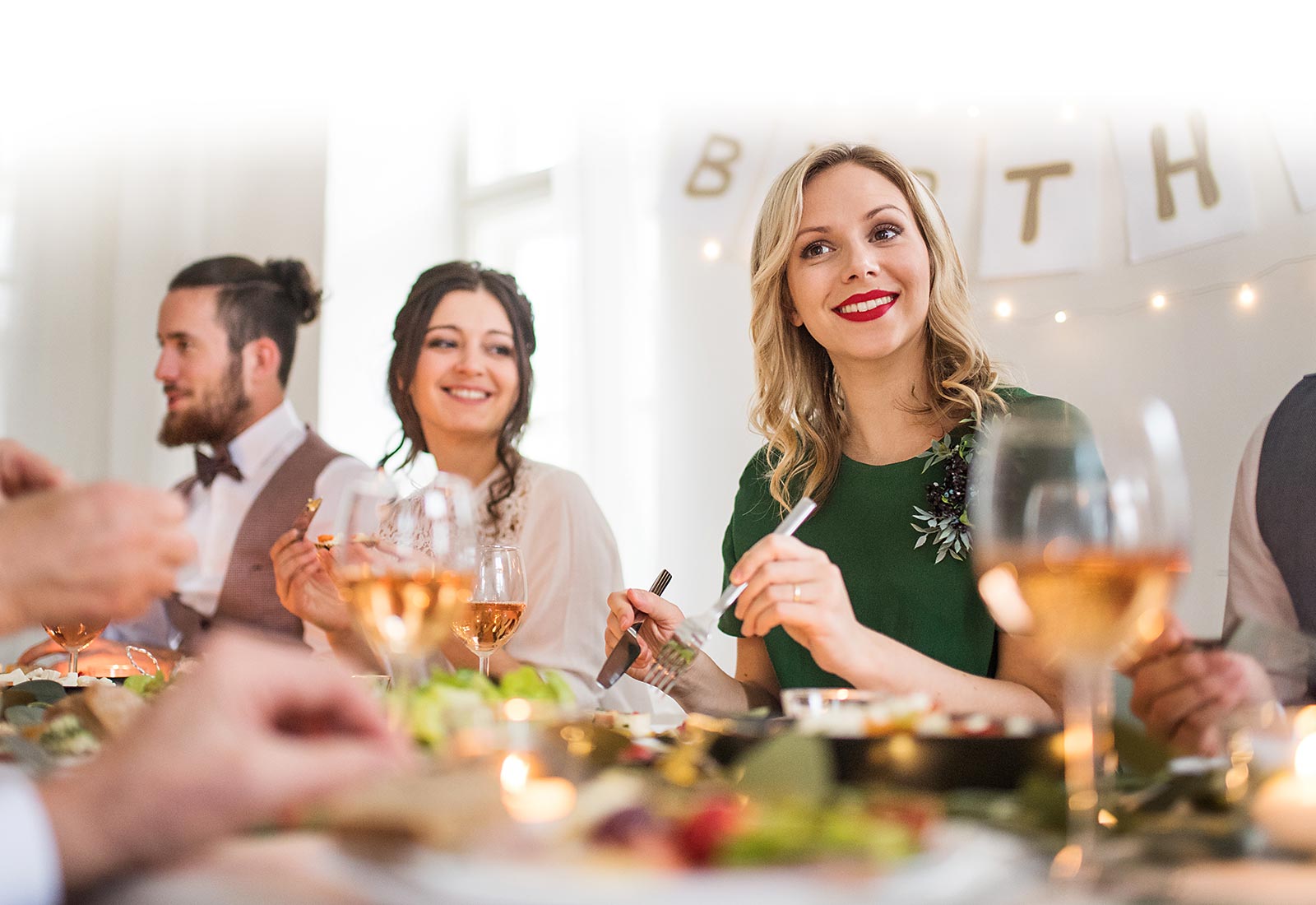 Familie feiert gutgelaunt an Festtafel