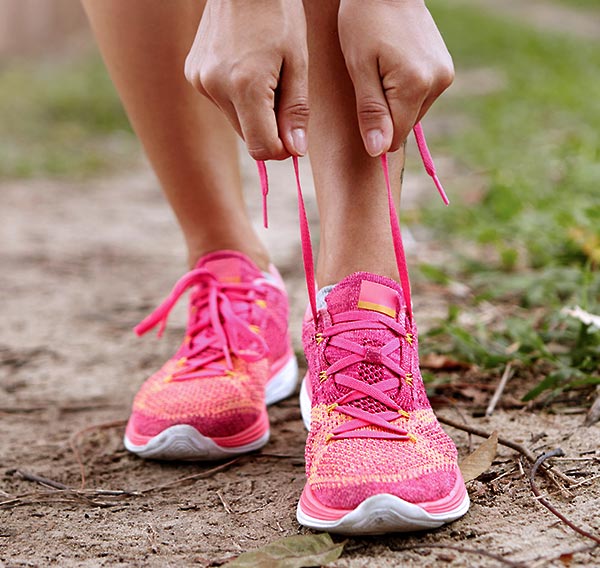 Frau schnürt ihren Jogging Schuh