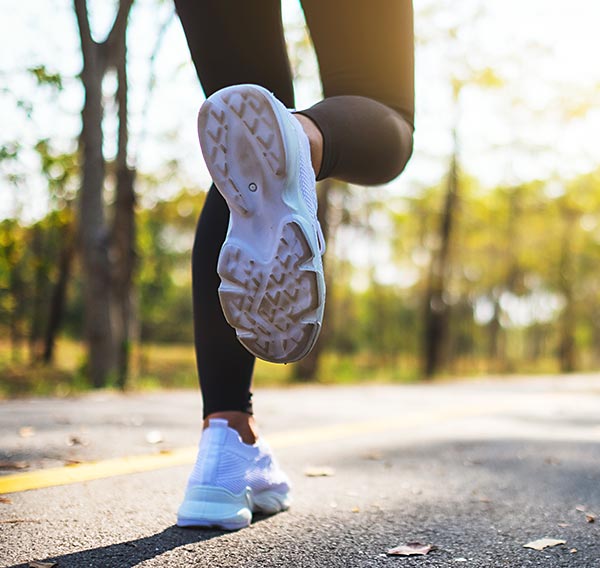 Jogging im Herbst auf einer Straße