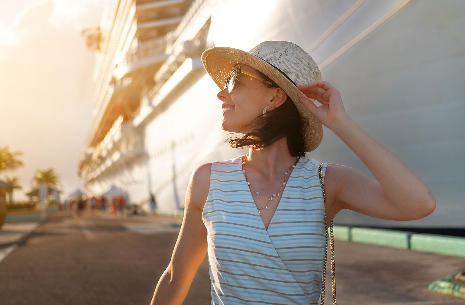 Junge Frau auf Traumreise mit Kreuzfahrtschiff