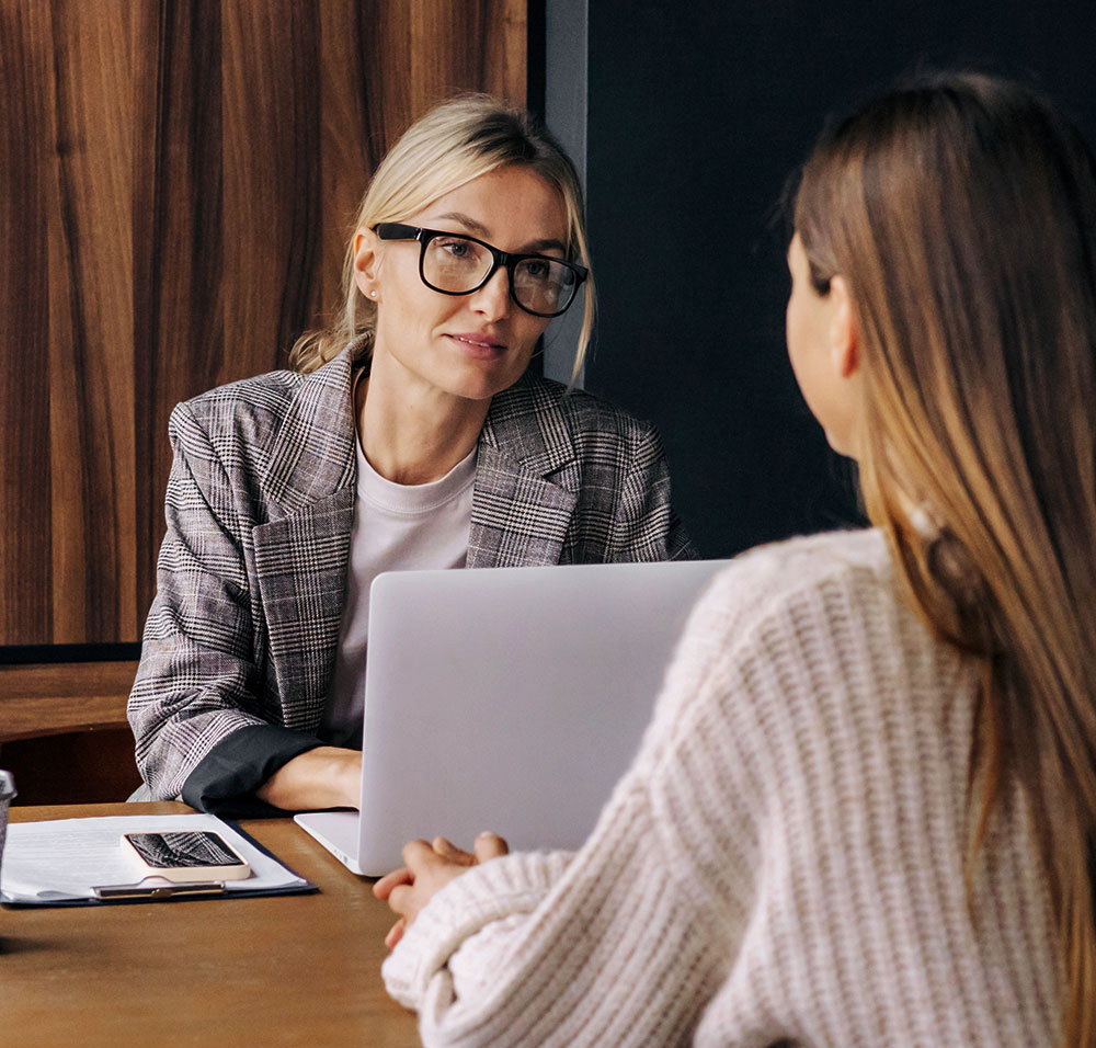 Junge Frau im Coaching-Gespräch