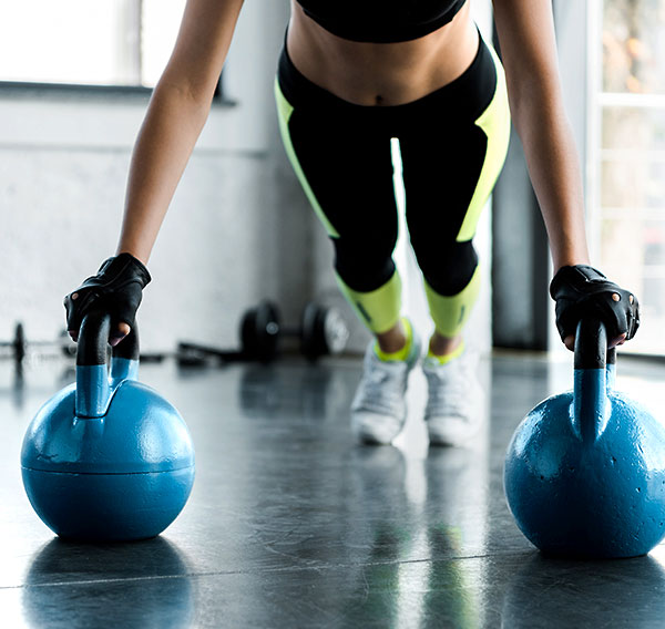 Sportlerin beim Kettle Bell Liegestütz