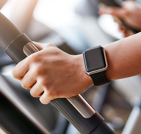 Nahaufnahme einer Smart Watch auf Crosstrainer