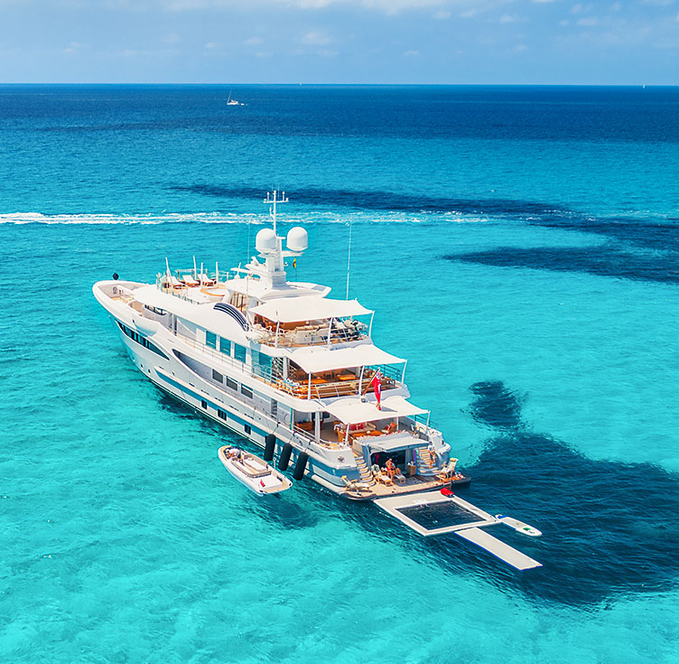 Private Luxus Yacht in der Karibik in türkisblauem Wasser