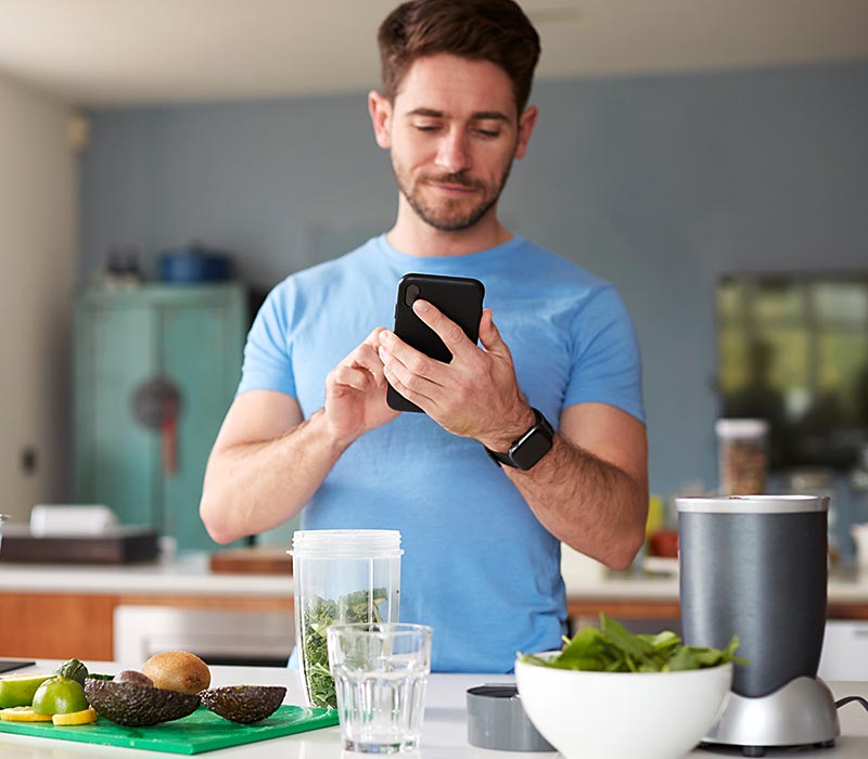 Smoothie Zubereitung mit Avocado nach Fitness-App