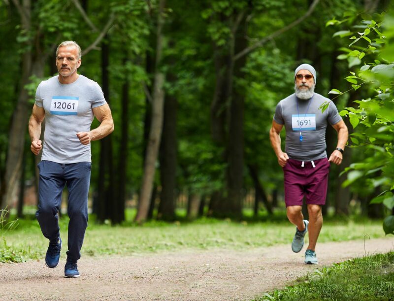 Trainierte mittelältere Männer laufen einen Marathon